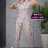 ست تیشرت و شلوار زنانه کلاه‌ دار ساتین سحر مدل 7029 با طرح گل ریز و رنگ کرم روشن