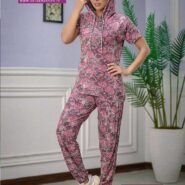 ست تیشرت و شلوار زنانه ساتین سحر مدل 7031 با طرح گل صورتی و کلاه اسپرت